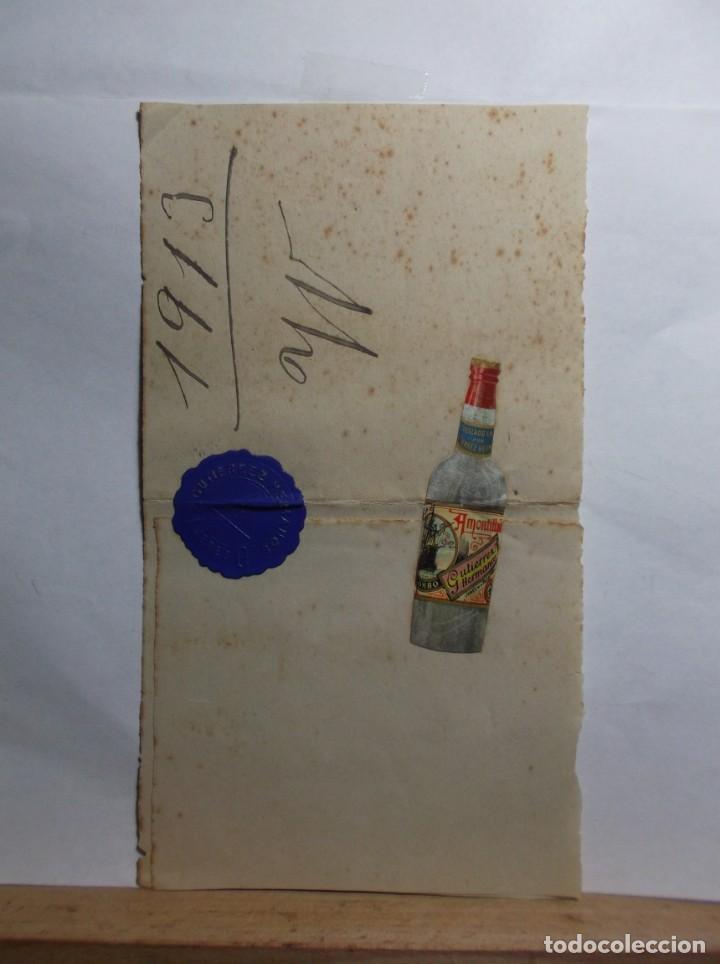 Facturas antiguas: TROZO DE PAPEL CON UN SELLO AZUL Y UNA BOTELLA MINIATURA DE UNA BODEGA DE JEREZ FRA.1913.