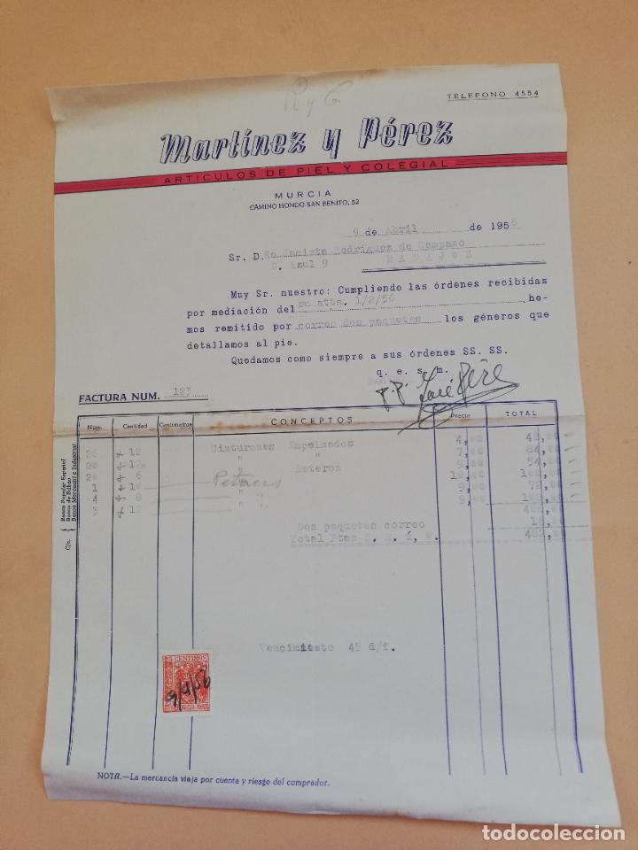 Alte Rechnungen: FACTURA. ARTICULOS DE PIEL Y COLEGIAL. MARTINEZ Y PEREZ. MURCIA. 1956.