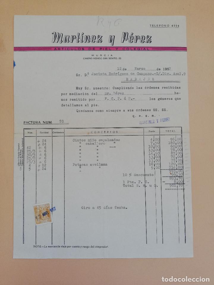 Alte Rechnungen: FACTURA. ARTICULOS DE PIEL Y COLEGIAL. MARTINEZ Y PEREZ. MURCIA. 1957.