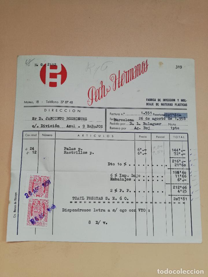 Facturas antiguas: FACTURA. FABRICA DE INYECCION Y MOLDEAJE DE MATERIALES PLASTICAS. PECH HERMANOS. BARCELONA. 1958.