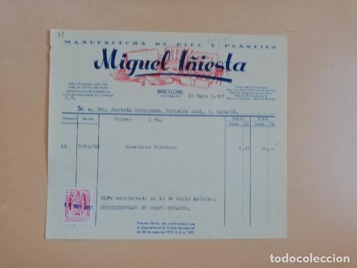 Facturas antiguas: FACTURA. MIGUEL I&Ntilde;IESTA. MANUFACTURA DE PIEL Y PLASTICO. BARCELONA, 1957.