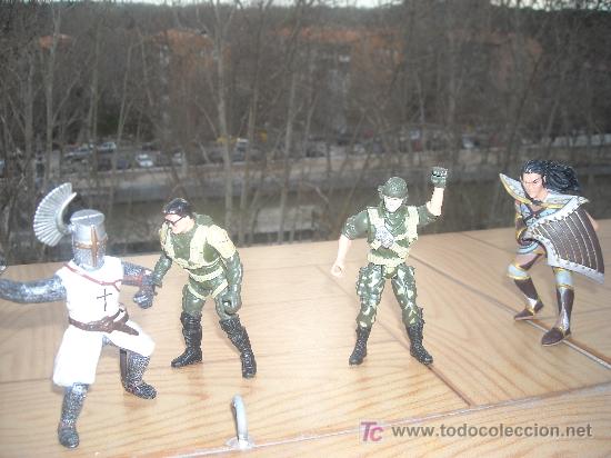 Figuras de acci&oacute;n: CUATRO FIGURAS, DOS SOLDADOS ARTICULADOS