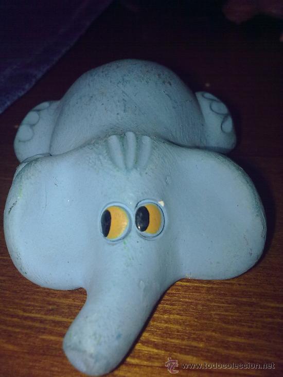 Figurines d'action: Elefantito risue&ntilde;o en cer&aacute;mica.. con carilla de susto y ganas de siesta - 7 cms largo -bonito