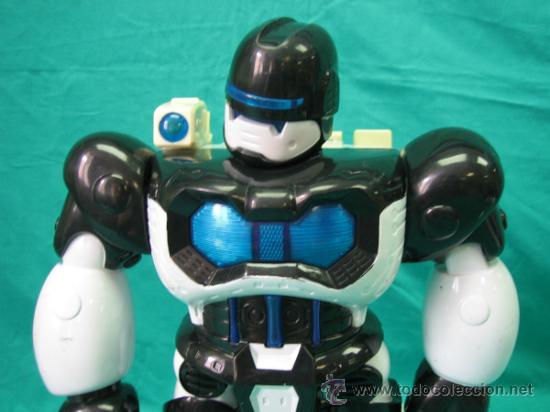 Figuras de acci&oacute;n: Robot con mando - Foto 2