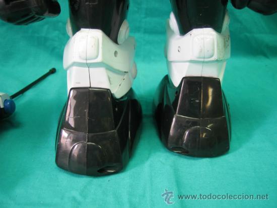 Figuras de acci&oacute;n: Robot con mando - Foto 3