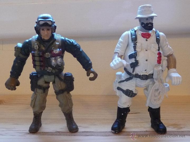 Lote de 2 Figuras Articuladas Explorador y Soldado (9 Cms.altura)