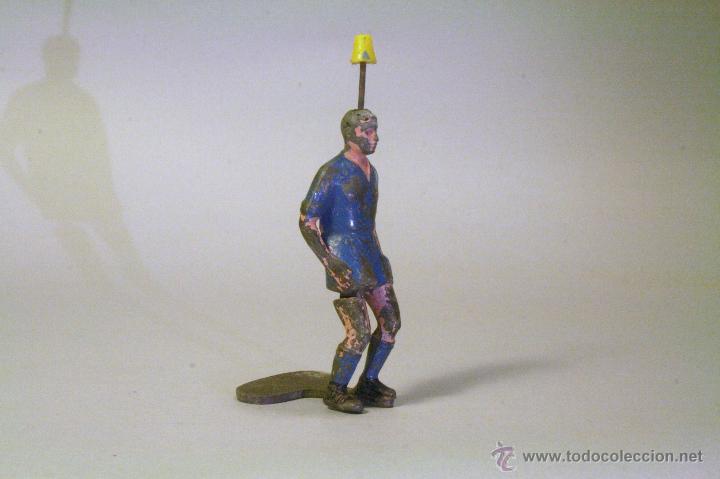 Figure di azione: Futbolista met&aacute;lico articulado de un juego de mesa de los a&ntilde;os 50. Camiseta azul.