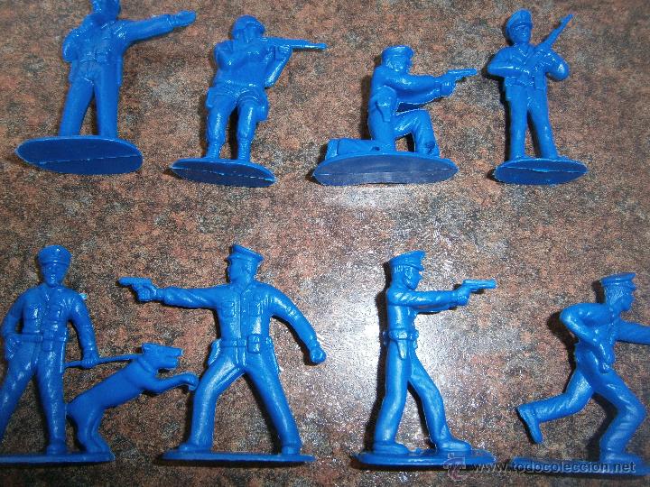 Figurines d'action: 8 FIGURAS DE POLIC&Iacute;AS DE PL&Aacute;STICO. 1:32 . Ideales para pintar o coleccionar.