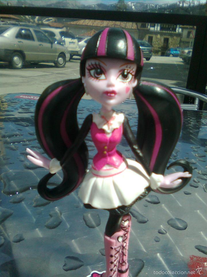 Figuras de acci&oacute;n: Monster High - Draculaura sobre peana-