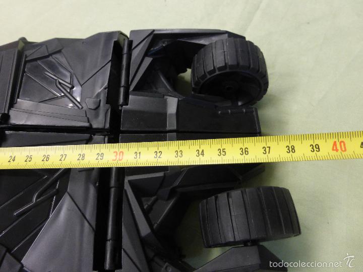Figuras de acci&oacute;n: COCHE TRANSFORMABLE EN BATCUEVA BATMAN - BATMOVIL - DC COMICS 2008 - ARTICULADO. 41 x 23 CMS. - Foto 2
