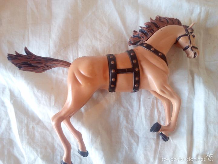 Figuras de a&ccedil;&atilde;o: Caballo marr&oacute;n, con ruedas en las patas.
