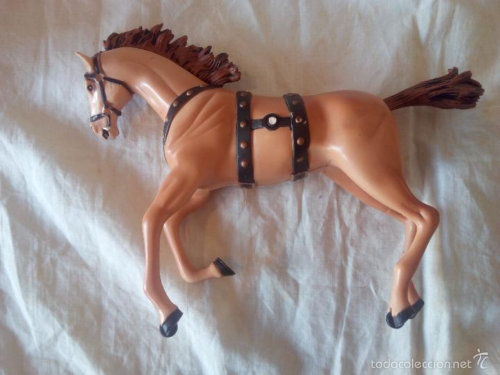 Figuras de acci&oacute;n: Caballo marr&oacute;n, con ruedas en las patas. - Foto 2