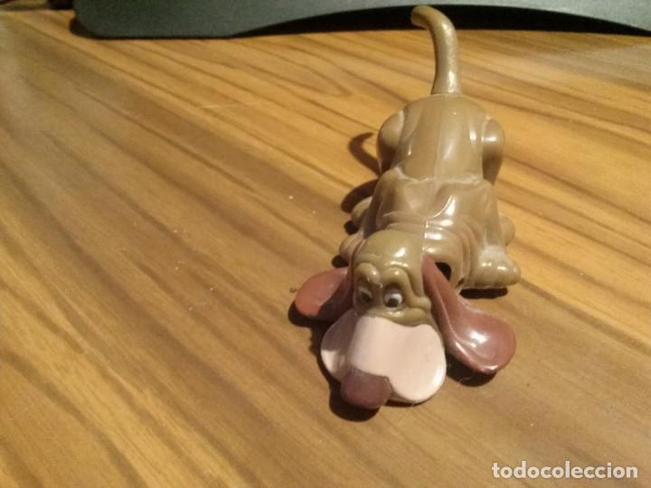 Figurines d'action: PERRO MARR&Oacute;N CON RUEDAS DEBAJO. FIGURA MCDONALDS. 12 CM. DE LARGO. BUEN ESTADO. RARO