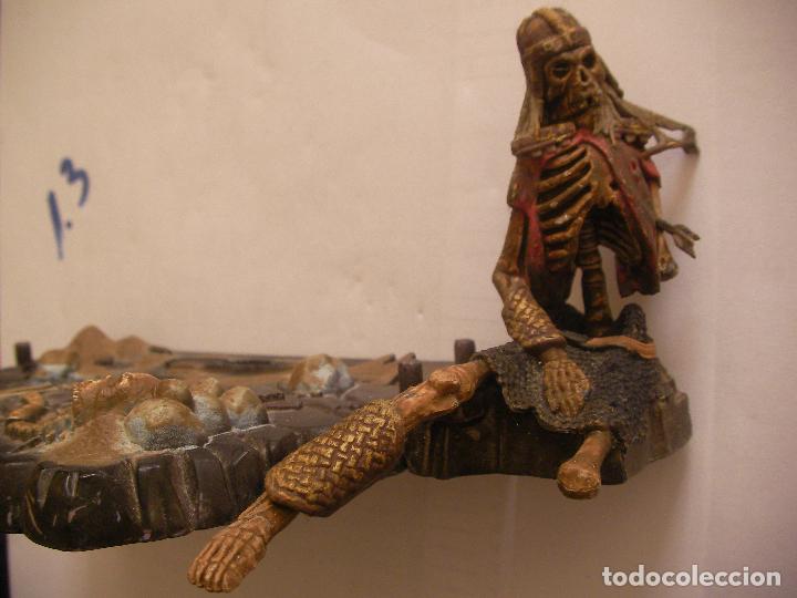 Figuras de acci&oacute;n: DIORAMA CON FIGURA DE ACCION ESQUELETO - Foto 1