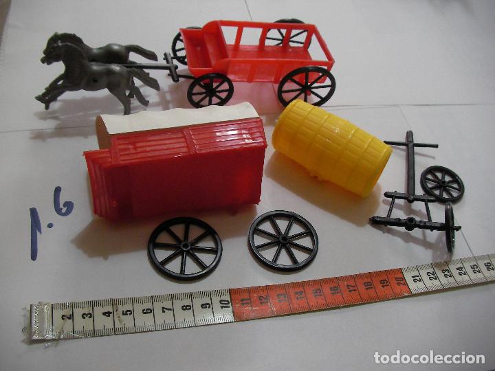 Figuras de acci&oacute;n: LOTE CARRETAS Y COMPLEMENTOS INDIOS Y VAQUEROS - Foto 2