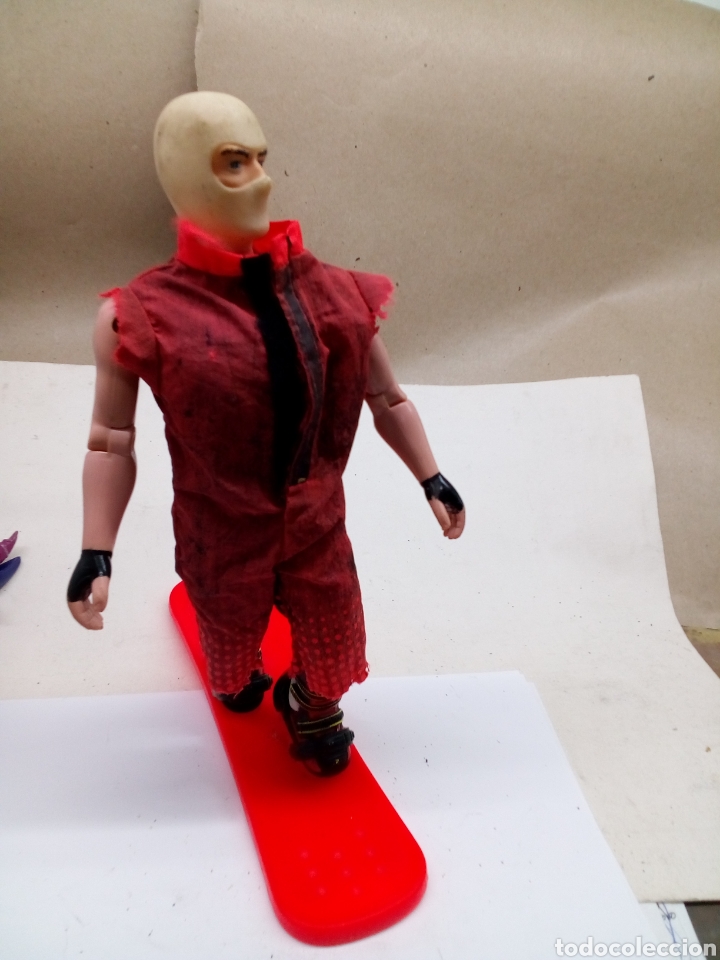 Figuras de a&ccedil;&atilde;o: Mu&ntilde;eco con tabla articulado