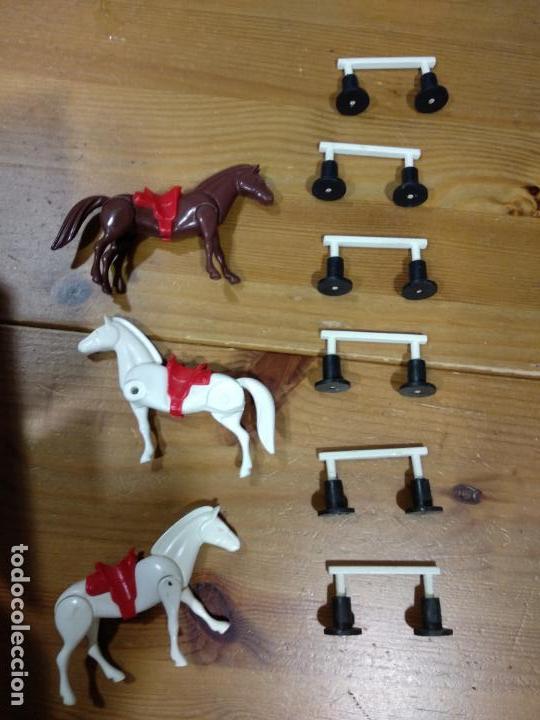 Actionfiguren: 3 CABALLOS ACTICULADOS M&Aacute;S VALLAS DE SALTOS, DOS CABALLOS CON DEFECTOS LE FALTAN PIEZAS