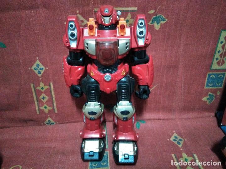 Figuras de acci&oacute;n: Robot articulado a pilas 33 cm.