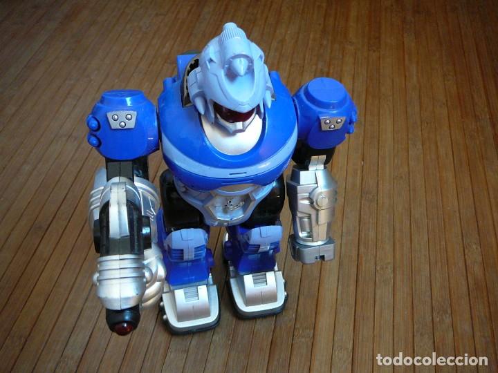 Figuras de a&ccedil;&atilde;o: Robot a pilas. Probado, funciona.