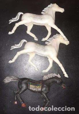 Figuras de acci&oacute;n: LOTE DE 3 CABALLOS PARA INDIOS Y COW BOYS - Foto 1