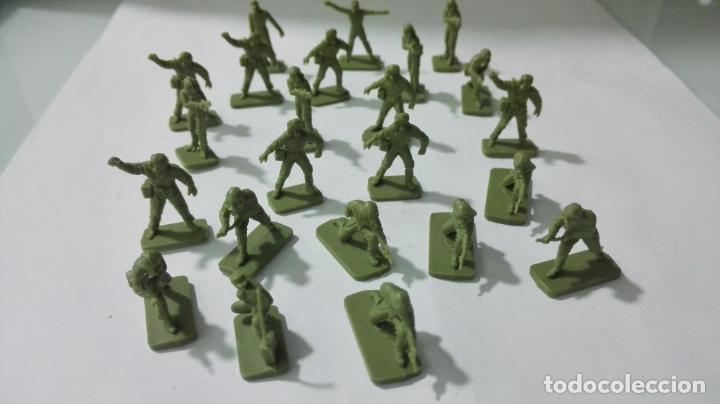 Actionfiguren: CONJUNTO 23 SOLDADOS EN DIFERENTES POSICIONES, ALTURA ENTRE 1,5 Y 2,5 CM