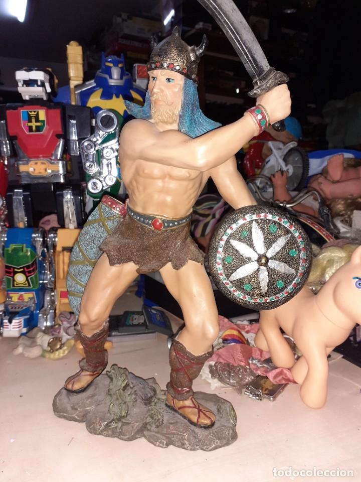 Figuras de acci&oacute;n: Guerrero b&aacute;rbaro viquingo.Figura de resina de 34 cm.