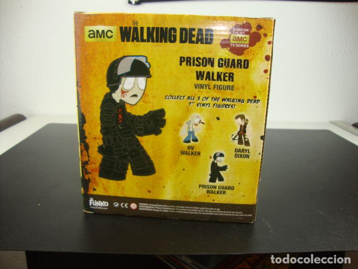 Figuras de acci&oacute;n: AMC WALKING DEAD PRISON GUARD WALKER VINYL FIGURE - Foto 2