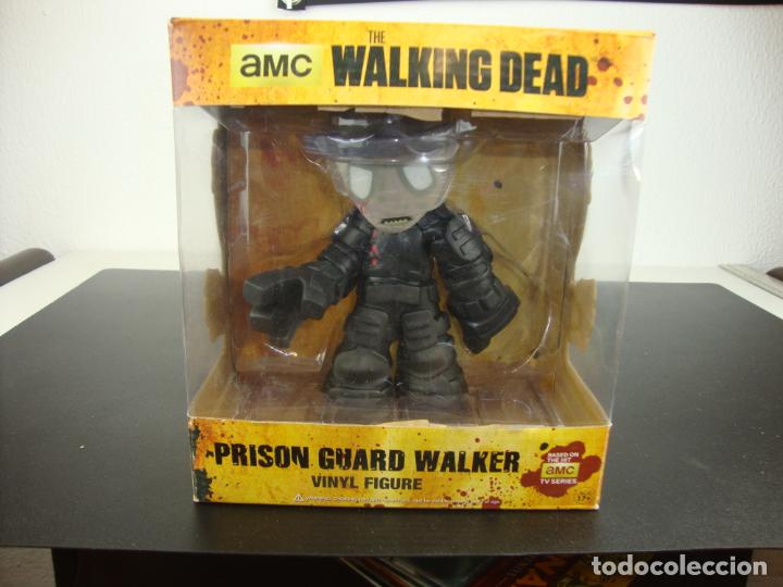 Figuras de acci&oacute;n: AMC WALKING DEAD PRISON GUARD WALKER VINYL FIGURE - Foto 1