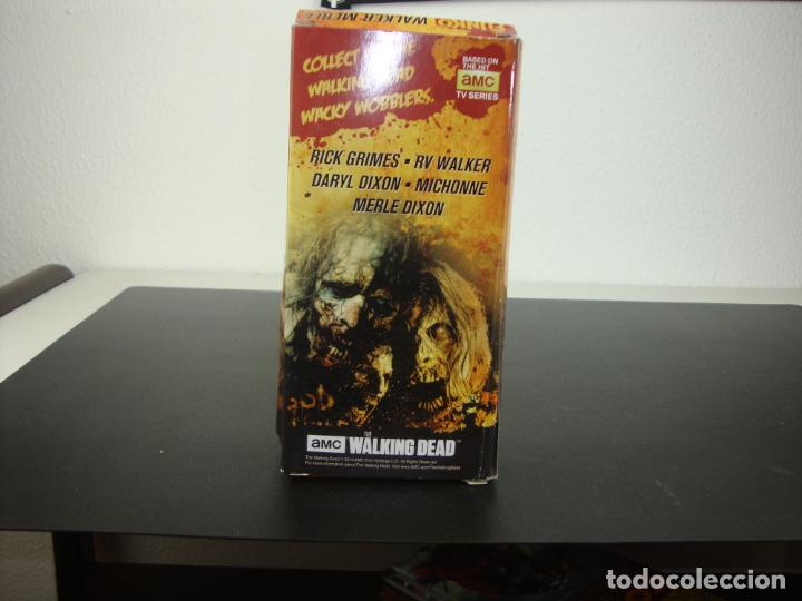 Figuras de acci&oacute;n: AMC WALKING WALKER MERLE BOBBLE HEAD - Foto 2