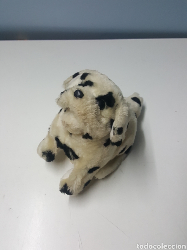 Figuras de acci&oacute;n: Perro automata con sonidos que se agacha anda y salta en un giro de 360&deg; a pilas de 22x15 cms. 2005