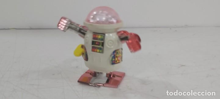 Figuras de acci&oacute;n: ANTIGUO ROBOT A CUERDA MUY BONITO FUNCIONANDO - Foto 1