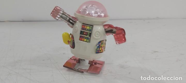 Figuras de acci&oacute;n: ANTIGUO ROBOT A CUERDA MUY BONITO FUNCIONANDO - Foto 2