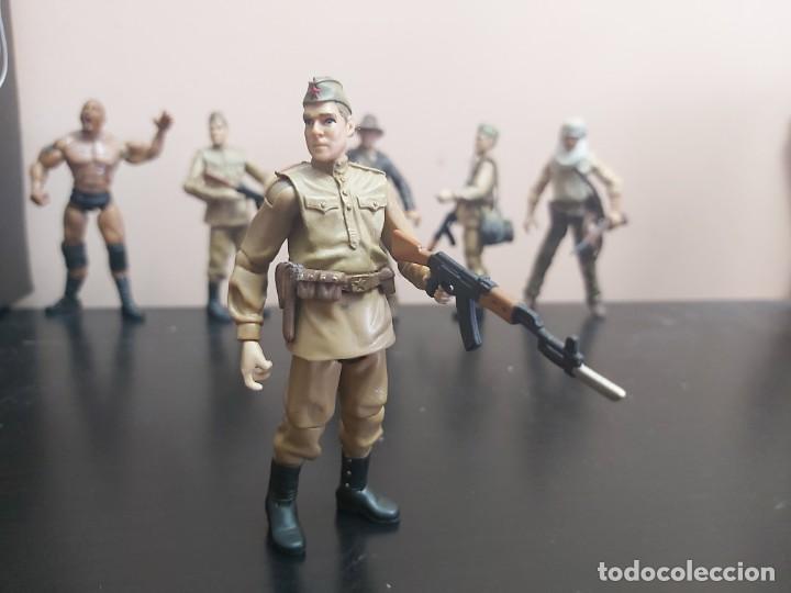 Figuras de a&ccedil;&atilde;o: MDE Soldado oficial ruso con fusil kalashnikov .Mide 10 cm