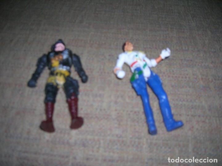 Figuras de acci&oacute;n: 2 Soldados de acci&oacute;n. Miden 10 cm., de marca desconocida.