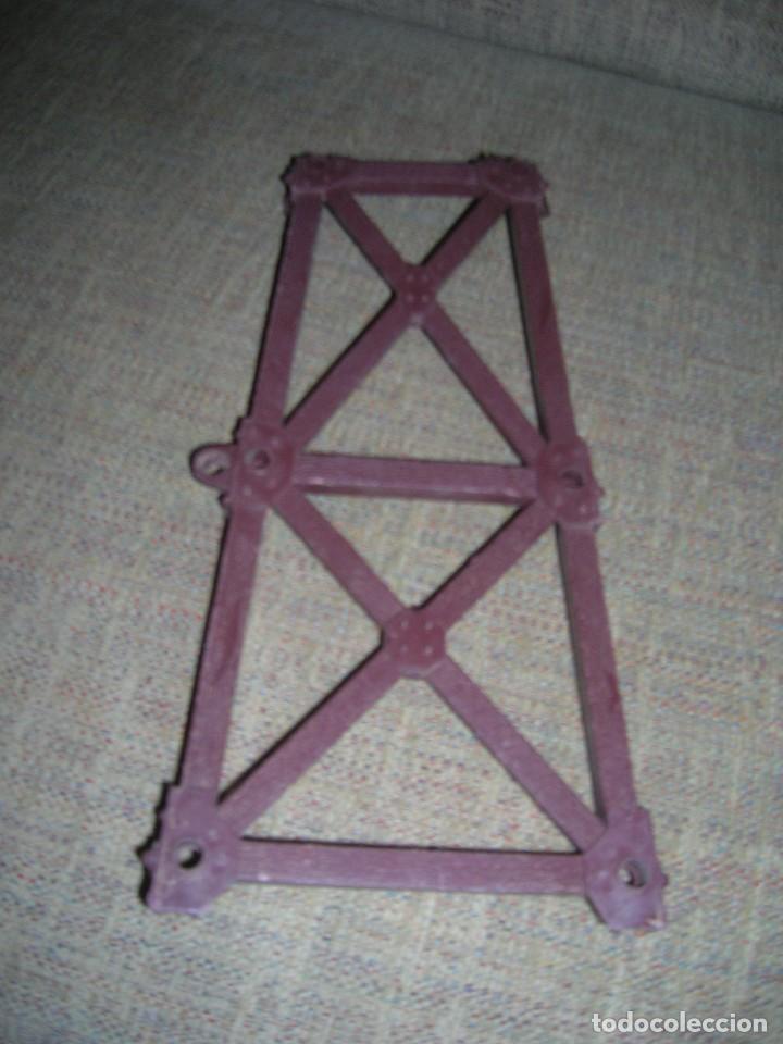 Figuras de acci&oacute;n: Pieza torre. Mide 22 cm.