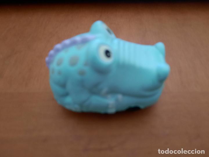Actionfiguren: COCHECITO DE COCODRILO O DINOSAURIO CON RUEDAS DEBAJO. BUEN ESTADO.