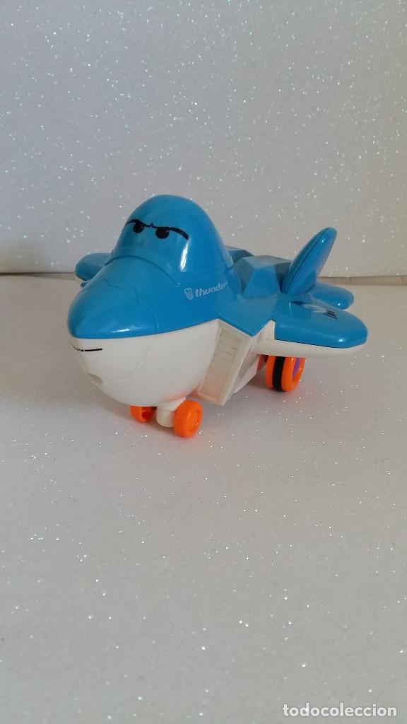 Figuras de acci&oacute;n: AVION DE JUGETE COLOR AZUL CON RUEDAS