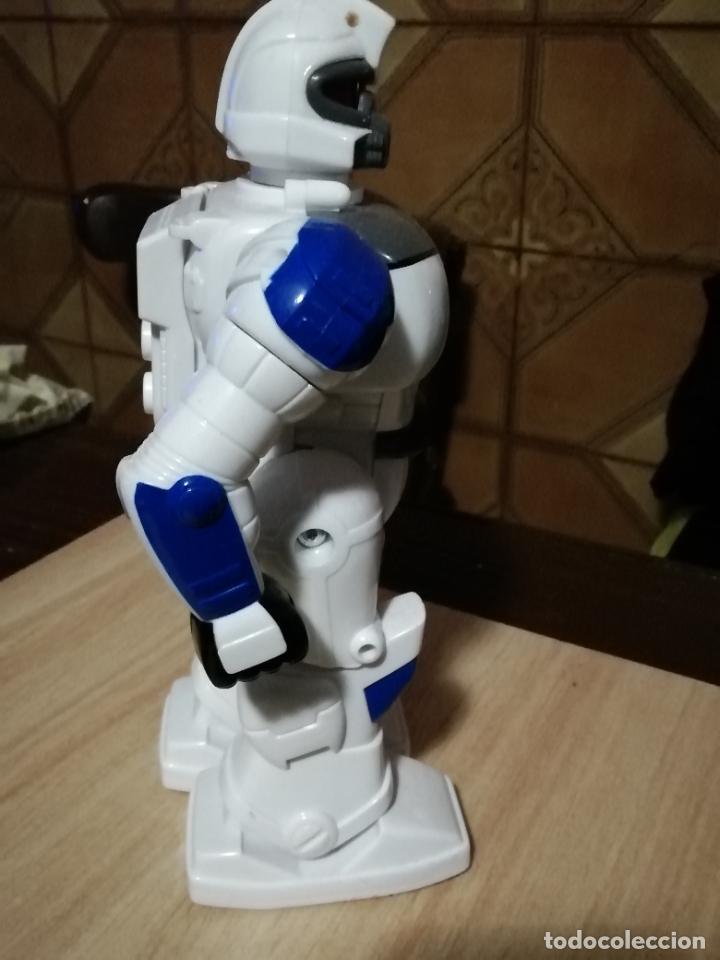Figuras de acci&oacute;n: ROBOT LUZ SONIDO Y MOVIMIENTO - Foto 2