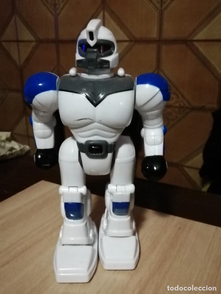 Figuras de acci&oacute;n: ROBOT LUZ SONIDO Y MOVIMIENTO - Foto 1