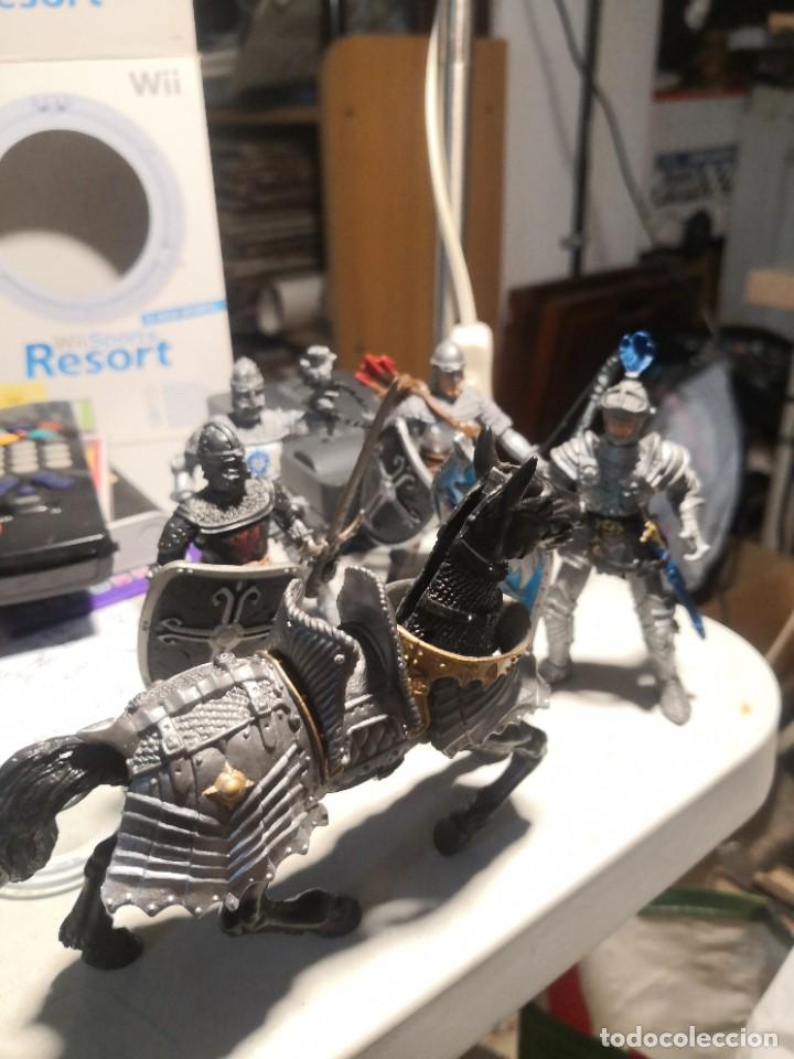Figurines d'action: 5 MITTELALTERLICHE Actionfiguren markieren 1 PFERD UND 4 RITTER