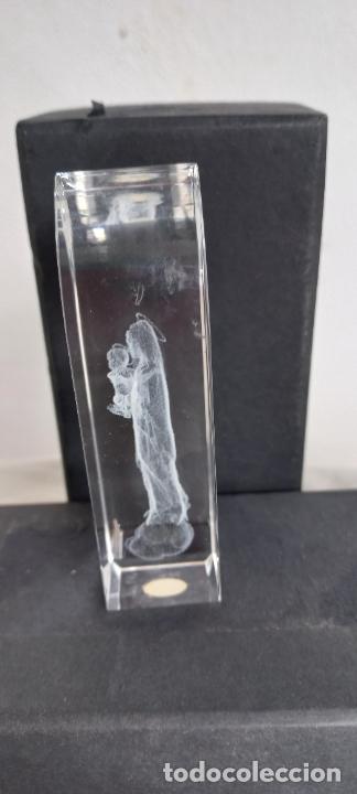 Actionfiguren: VIRGEN CON EL NI&Ntilde;O, IMAGEN GRABADA EN EL INTERIOR DE UN BLOQUE DE CRISTAL, EN 3D. Con estuche o caja