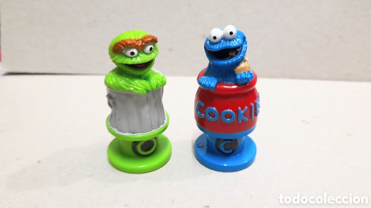 Figuras de acci&oacute;n: 2 FIGURAS DE BARRIO SESAMO - EL MOSTRUO DE LAS GALLETAS Y OSCAR EL DE LAS BASURA -SOBRE PEANA - 2008