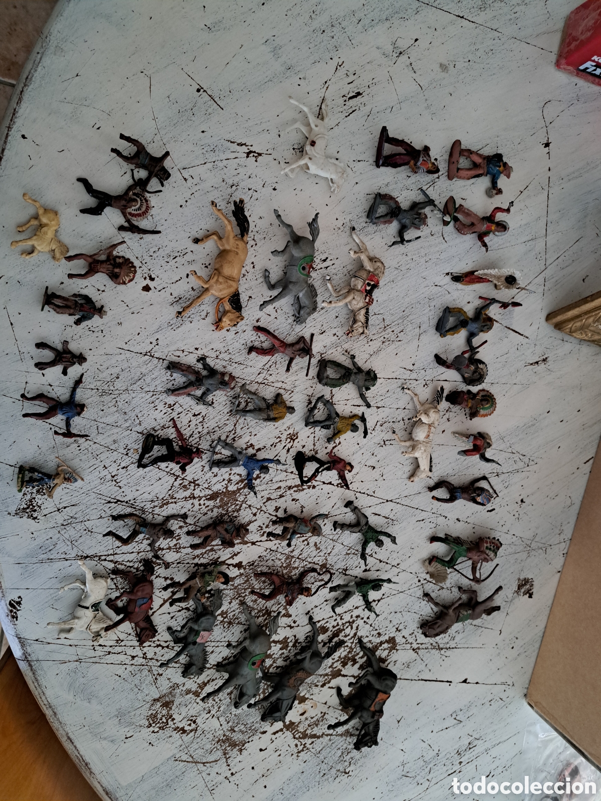 Figuras de acci&oacute;n: 40 soldados indios y caballos de pl&aacute;stico, algunos pintados a mano