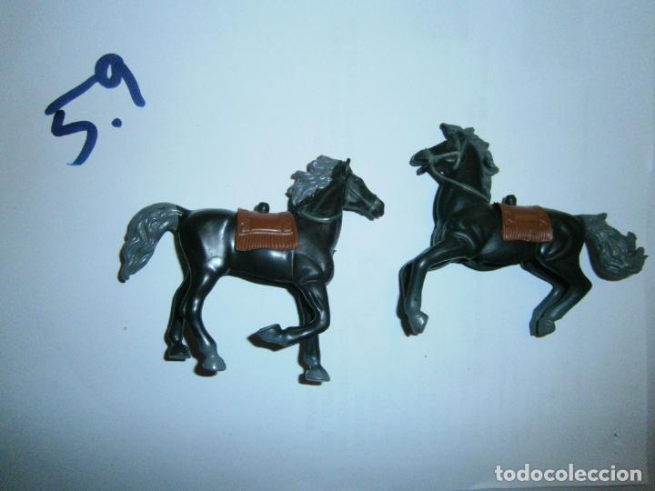 Figuras de acci&oacute;n: ANTIGUAS FIGURAS DE INDIOS Y MASCOTA - Foto 1