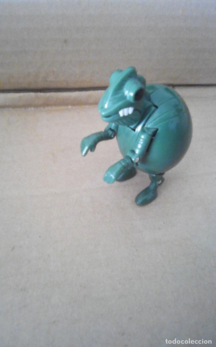 Actionfiguren: Huevox promocional Phoskitos. Huevos transformers monstruos, verde. A&ntilde;os 90. Mide 5,5 cm. cerrado.