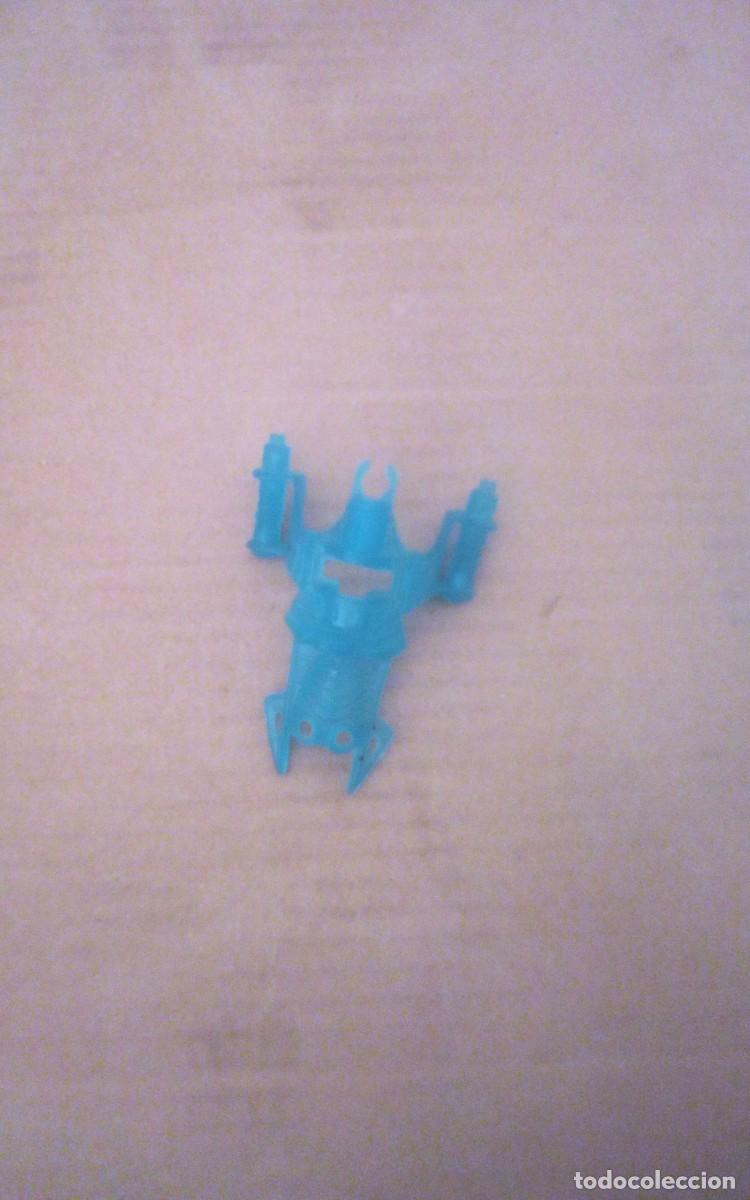 Figuras de acci&oacute;n: Juguete de acci&oacute;n, pieza para acoplar en forma de escorpi&oacute;n. Mide 6 x 8 cm.