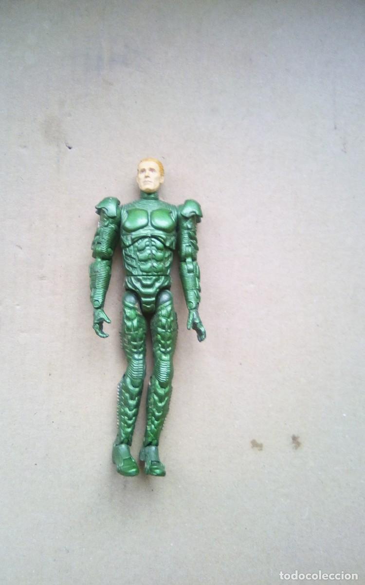 Actionfiguren: Figura de acci&oacute;n muy articulada (brazos, piernas, torso) con varias posiciones. No pone fabricante.