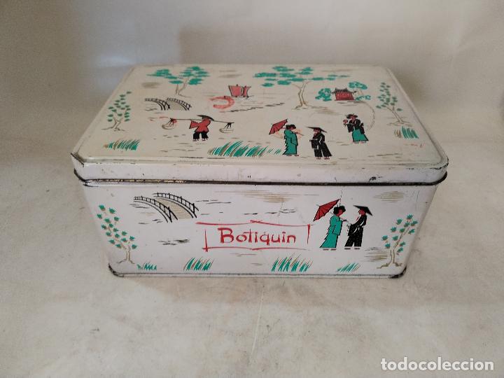 Figuras de acci&oacute;n: caja de colacao china blanca