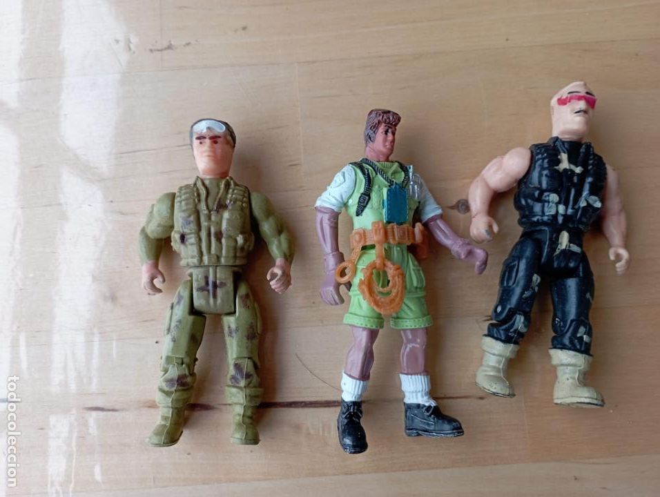 Figuras de acci&oacute;n: TRES DISTINTAS.