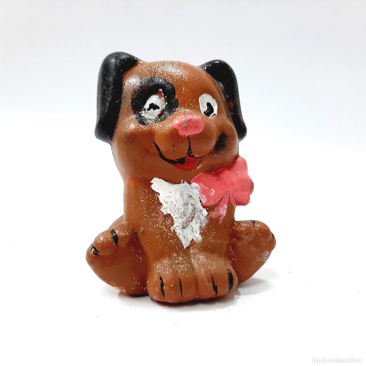 Figuras de acci&oacute;n: Figura hueca de yeso pintada de un cachorro (13.2)